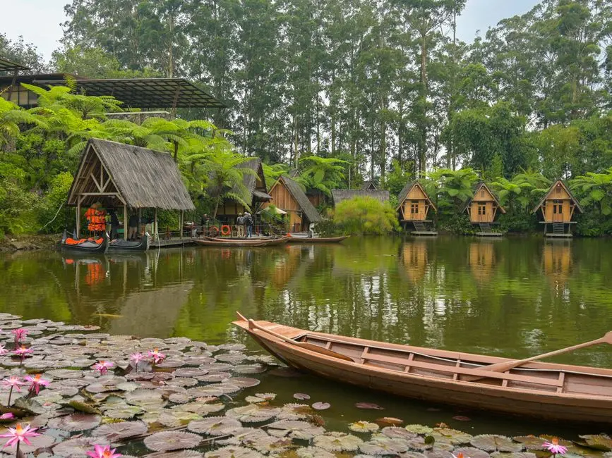 Danau Ciharus: Permata Tersembunyi di Garut yang Jarang Diketahui